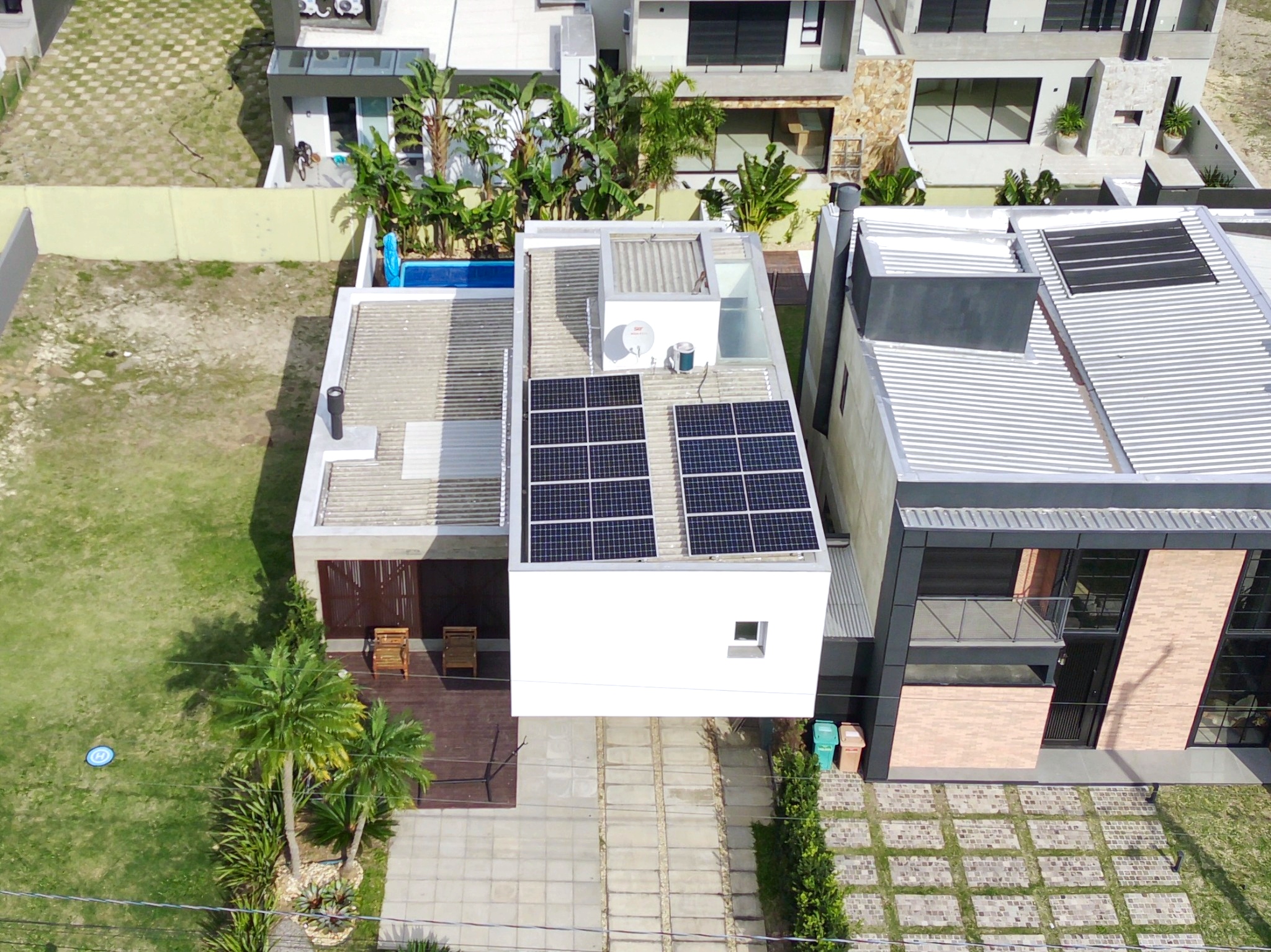Vista aérea de uma residência com módulos solares instalados na cobertura