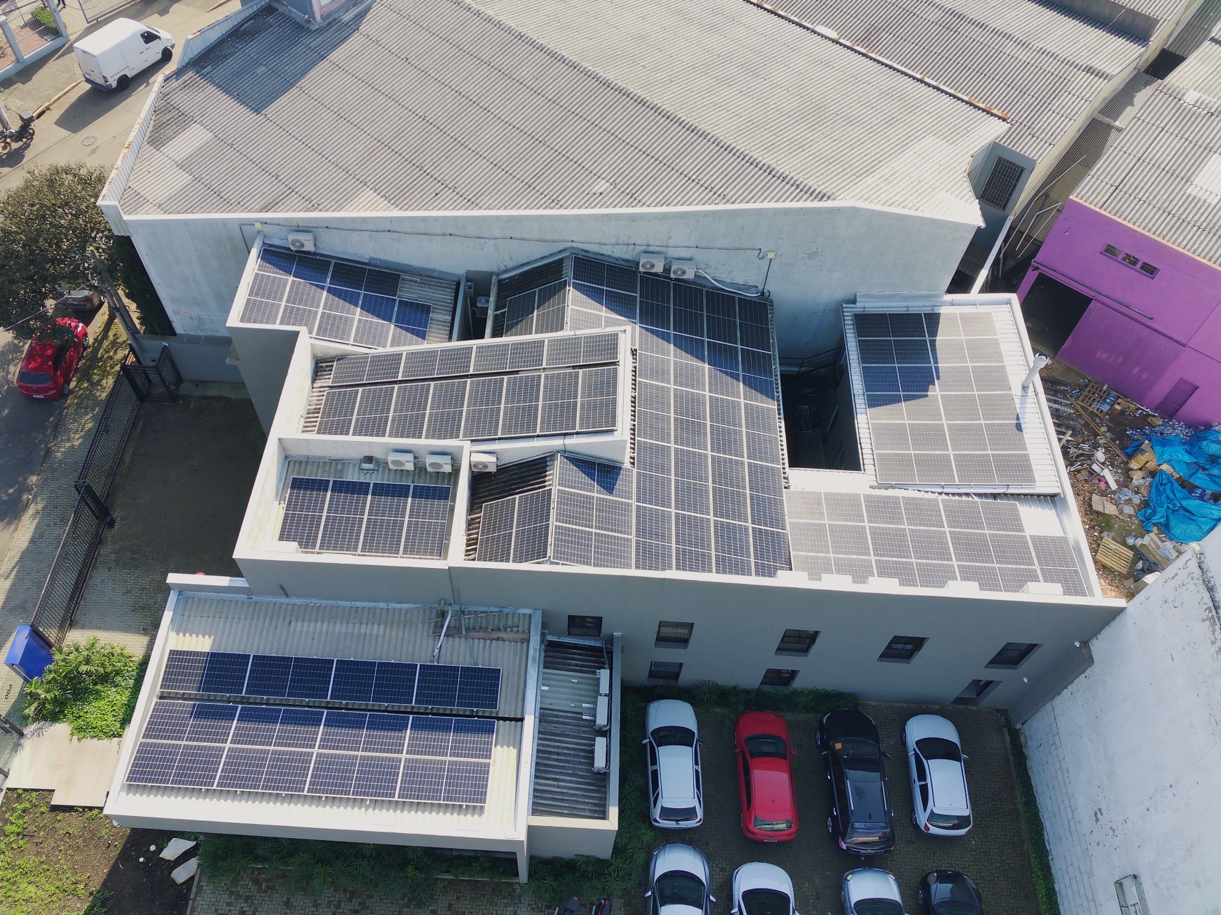 Vista aérea da mesma cobertura comercial após a instalação dos módulos solares