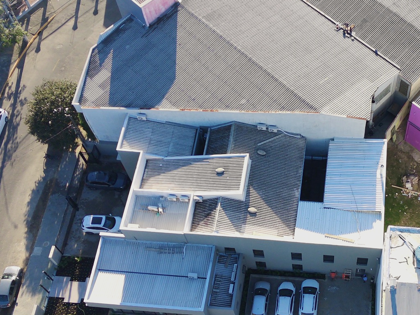 Vista aérea de uma cobertura comercial antes da instalação dos módulos solares