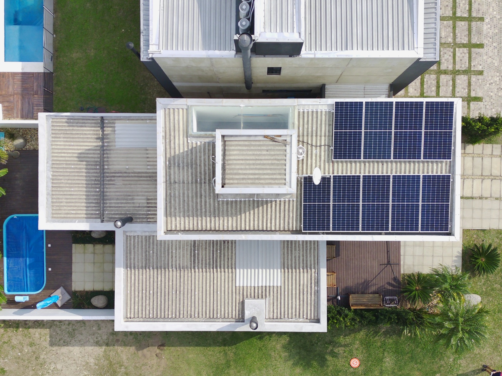 Vista superior da mesma cobertura com módulos solares instalados