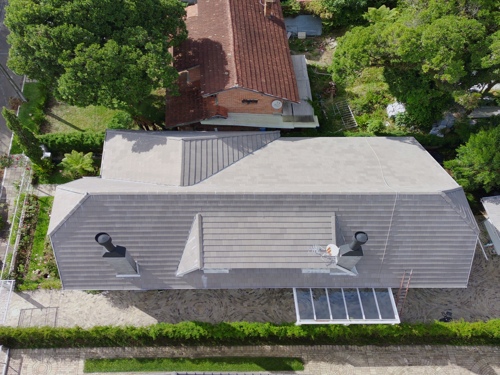 Vista aérea de uma cobertura residencial antes da instalação dos módulos solares